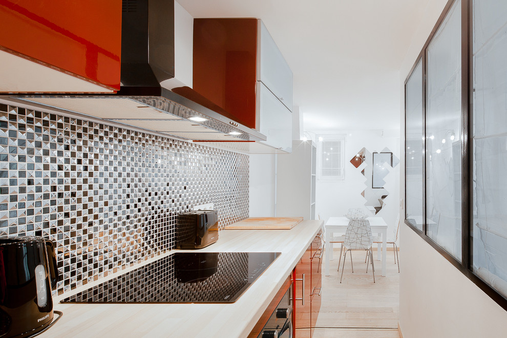 Стильный дизайн: маленькая, узкая прямая кухня-гостиная в современном стиле с красными фасадами без острова для на участке и в саду - последний тренд