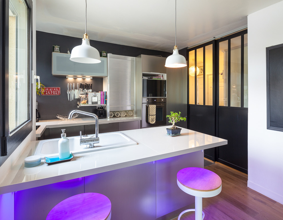 Mittelgroße Moderne Wohnküche in U-Form mit Edelstahlfronten, Küchenrückwand in Grau und Halbinsel in Paris