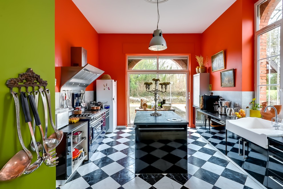 Geschlossene, Zweizeilige, Mittelgroße Eklektische Küche mit Landhausspüle, flächenbündigen Schrankfronten, schwarzen Schränken, schwarzen Elektrogeräten und Kücheninsel in Paris