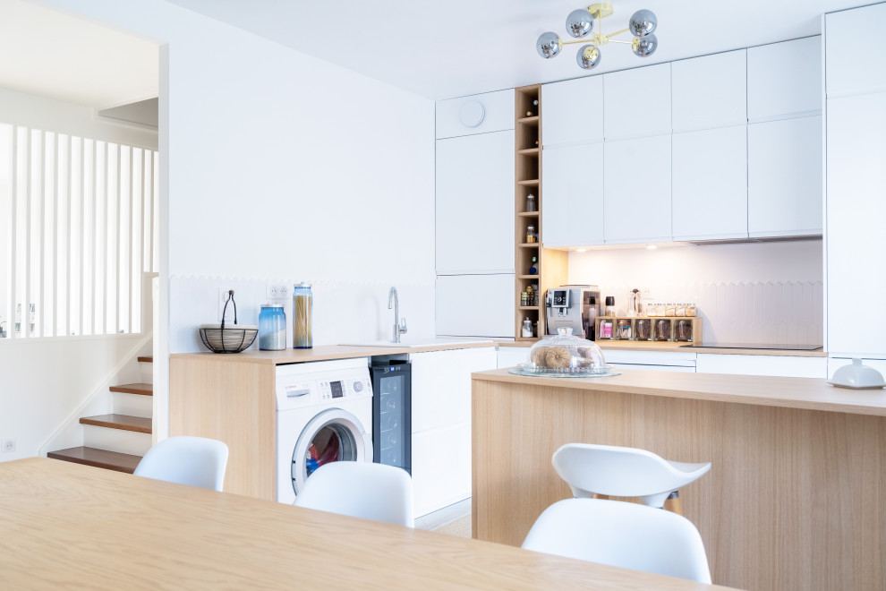Immagine di una cucina contemporanea di medie dimensioni con lavello a vasca singola, ante lisce, ante bianche, top in legno, paraspruzzi bianco e top marrone