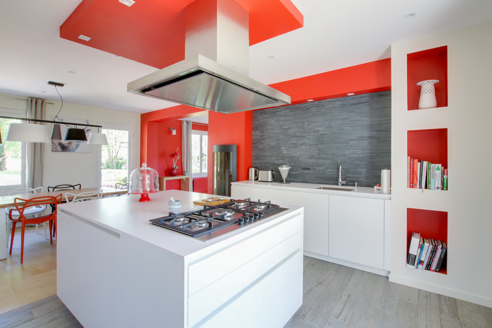 Immagine di una cucina contemporanea con lavello sottopiano, ante lisce, ante bianche, paraspruzzi grigio, pavimento grigio e top bianco