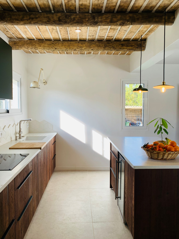 Foto di una cucina contemporanea di medie dimensioni con lavello sottopiano, ante lisce, ante in legno scuro, paraspruzzi beige, elettrodomestici da incasso, pavimento beige, top beige e soffitto in legno