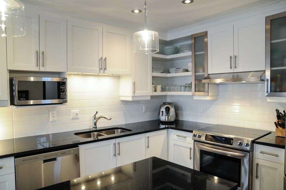 Exempel på ett mellanstort modernt kök, med en undermonterad diskho, skåp i shakerstil, vita skåp, bänkskiva i kvartsit, vitt stänkskydd, stänkskydd i porslinskakel, rostfria vitvaror, klinkergolv i porslin och en köksö