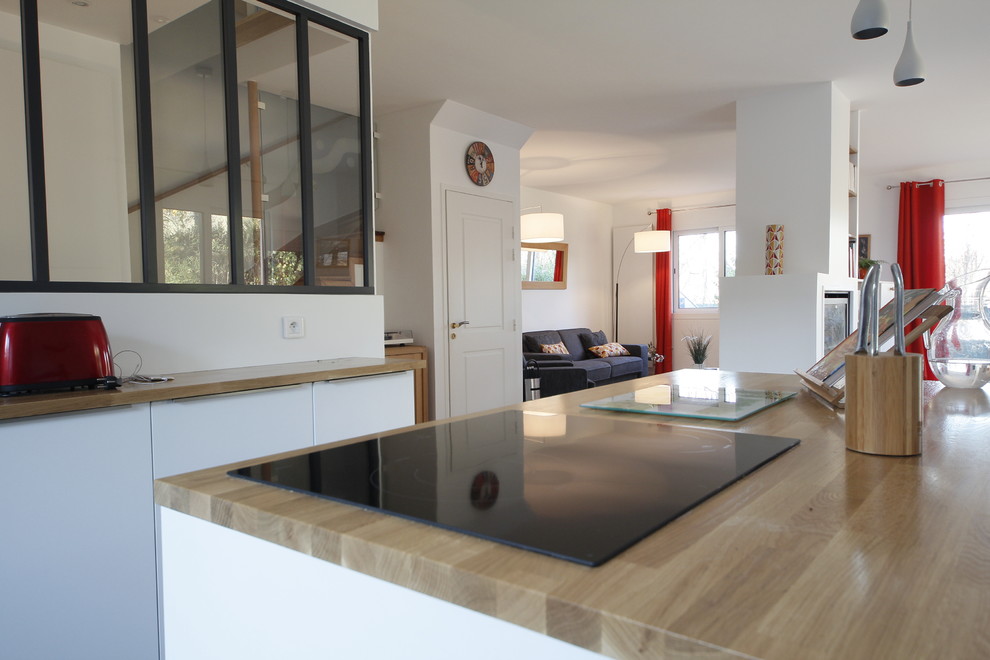 Idee per una cucina minimal di medie dimensioni con ante a filo, ante bianche, top in legno e pavimento con piastrelle in ceramica