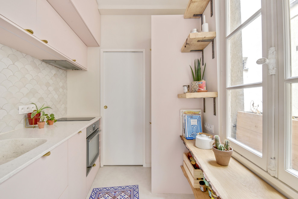 Shabby-Look Küche mit grauem Boden in Paris
