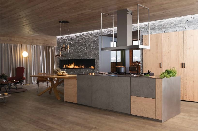 Idées déco pour une très grande cuisine ouverte parallèle montagne en bois clair avec parquet clair et îlot.