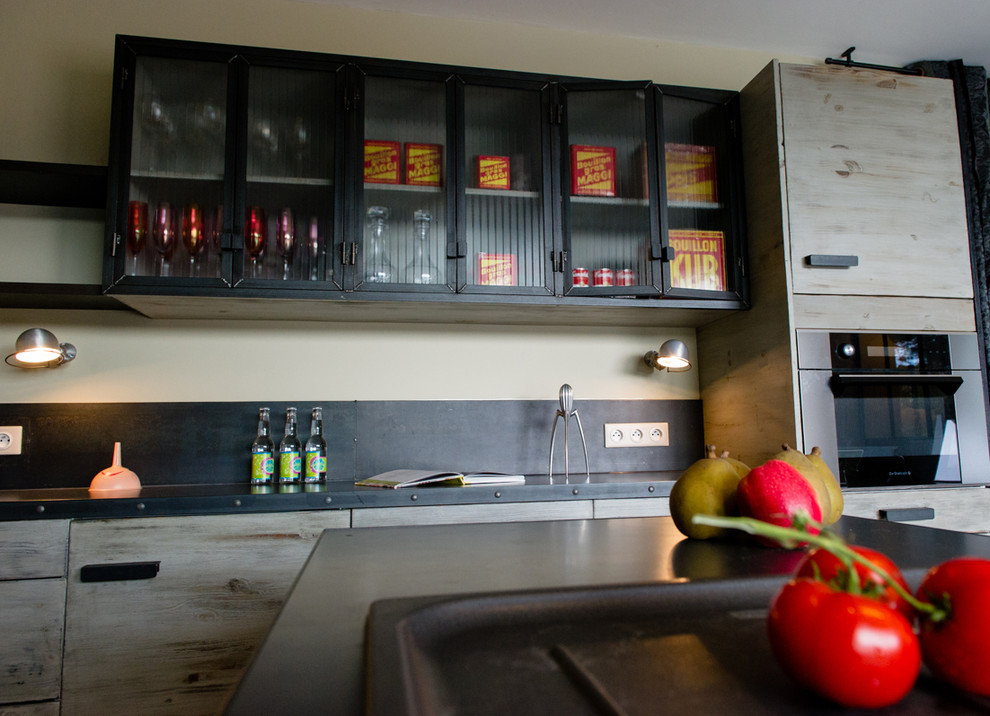 Свежая идея для дизайна: кухня в стиле лофт - отличное фото интерьера