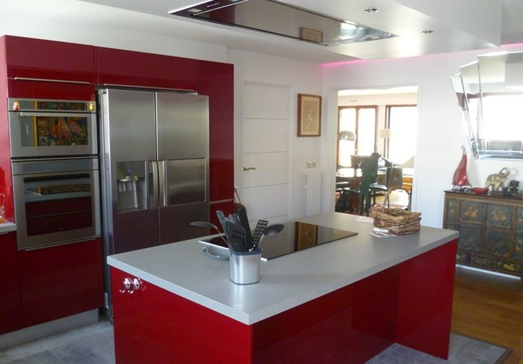 На фото: прямая кухня среднего размера в современном стиле с обеденным столом, красными фасадами, техникой из нержавеющей стали, островом, серым полом и серой столешницей