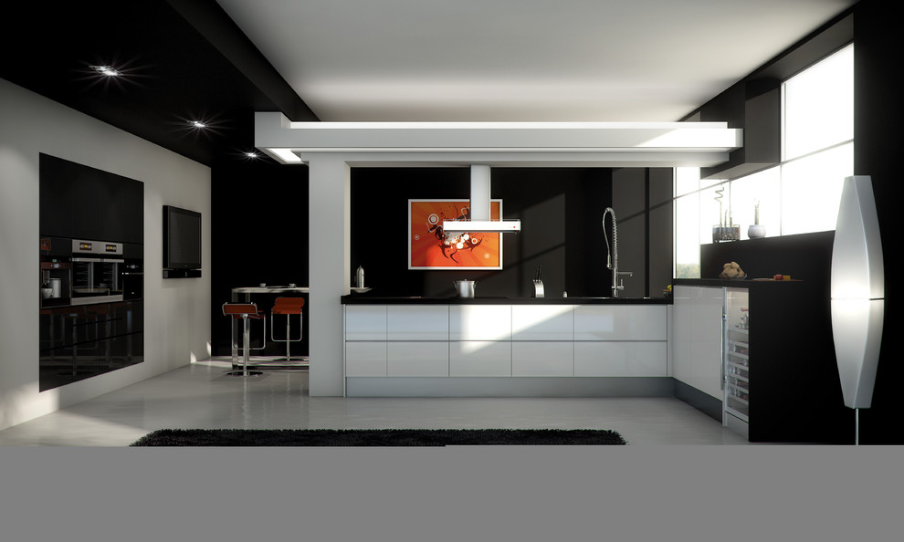 Modelo de cocina lineal minimalista grande abierta con fregadero bajoencimera, puertas de armario blancas, encimera de granito, salpicadero negro, electrodomésticos de acero inoxidable, suelo de baldosas de cerámica y suelo gris