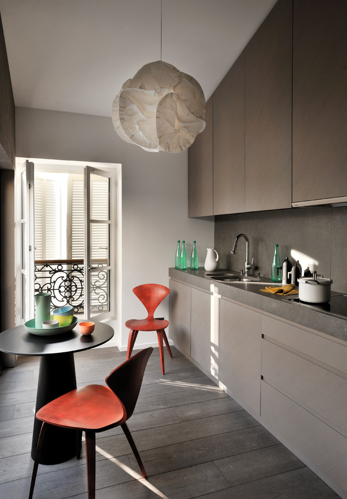 Einzeilige, Mittelgroße Moderne Wohnküche ohne Insel mit braunen Schränken und dunklem Holzboden in Marseille