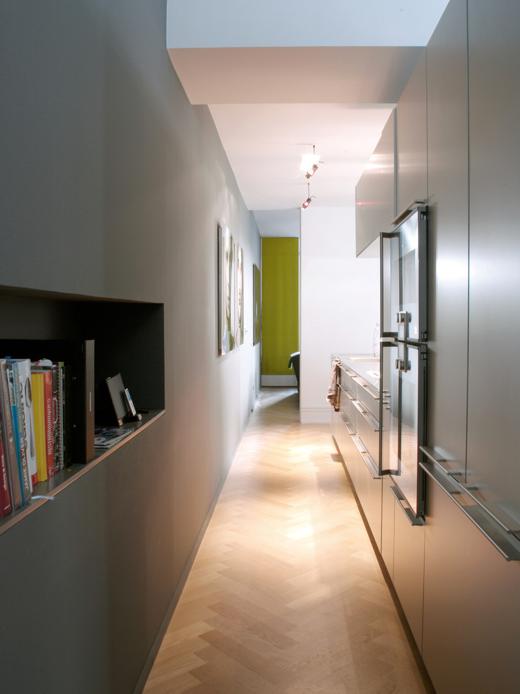 Idee per una cucina design di medie dimensioni con pavimento in legno massello medio
