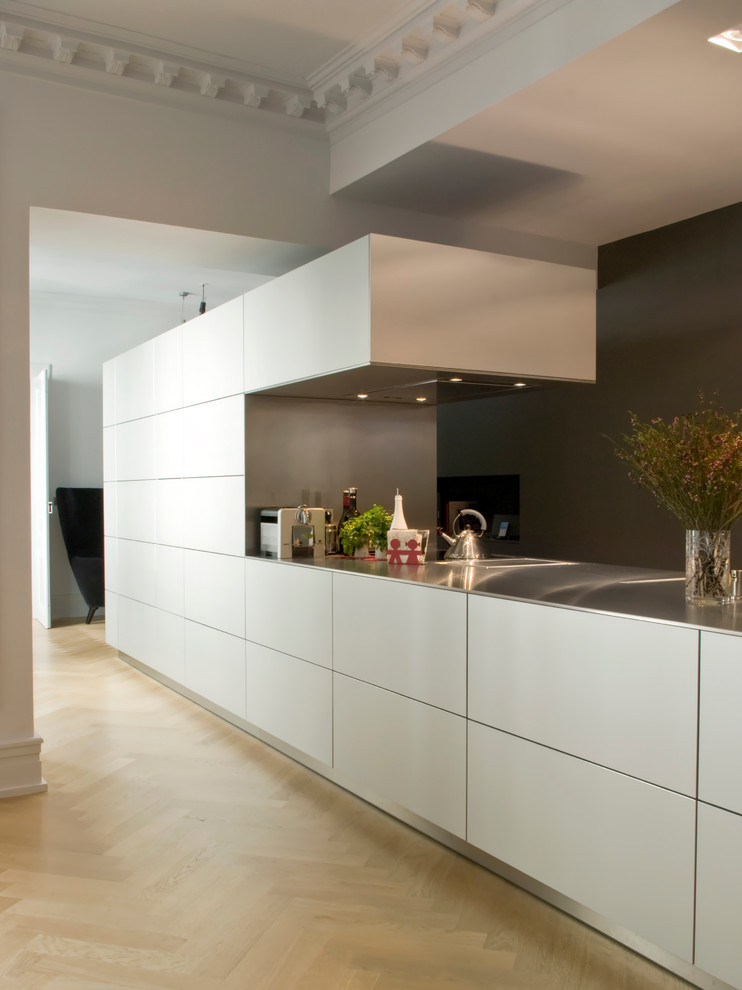 Стильный дизайн: большая прямая кухня-гостиная в современном стиле с белыми фасадами без острова - последний тренд