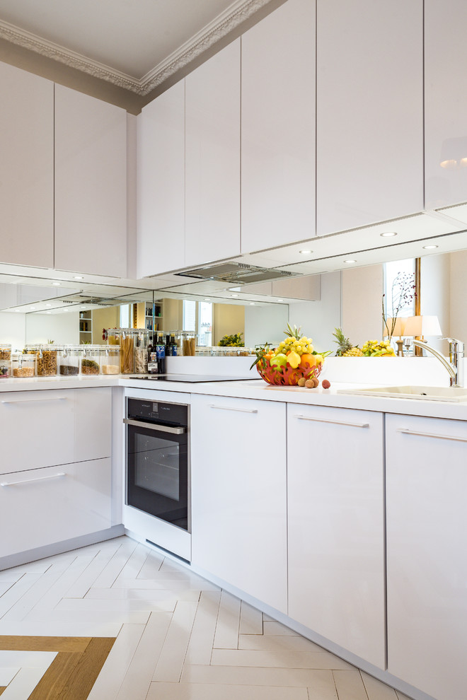 Esempio di una cucina con top alla veneziana, paraspruzzi a specchio, pavimento in terracotta e top bianco
