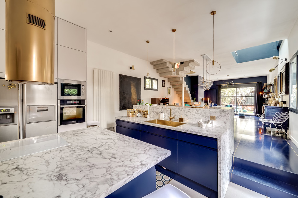 パリにある低価格の広いコンテンポラリースタイルのおしゃれなキッチン (シングルシンク、青いキャビネット、大理石カウンター、白いキッチンパネル、大理石のキッチンパネル、セメントタイルの床、グレーの床、白いキッチンカウンター、フラットパネル扉のキャビネット) の写真