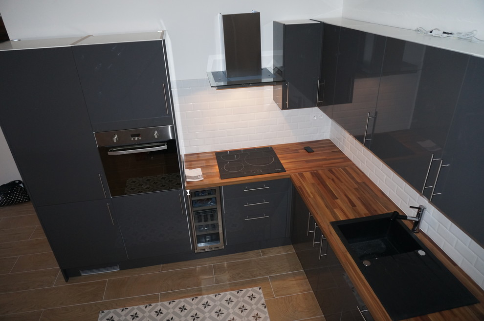 Идея дизайна: угловая кухня-гостиная среднего размера в стиле модернизм с деревянной столешницей, белым фартуком, светлым паркетным полом, бежевым полом и бежевой столешницей