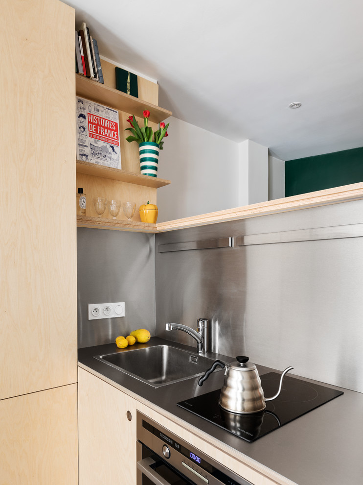 Exempel på ett litet modernt linjärt kök med öppen planlösning, med en undermonterad diskho, skåp i ljust trä, bänkskiva i rostfritt stål, rostfria vitvaror, linoleumgolv, flera köksöar och blått golv