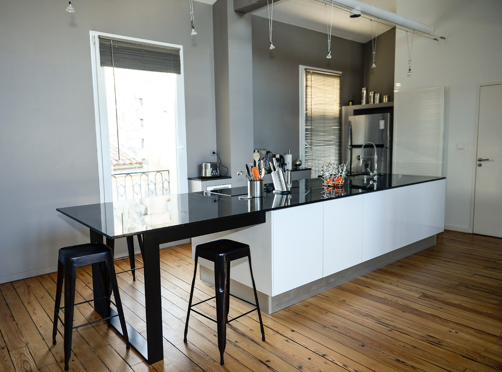 Idee per una cucina contemporanea di medie dimensioni con pavimento in legno massello medio