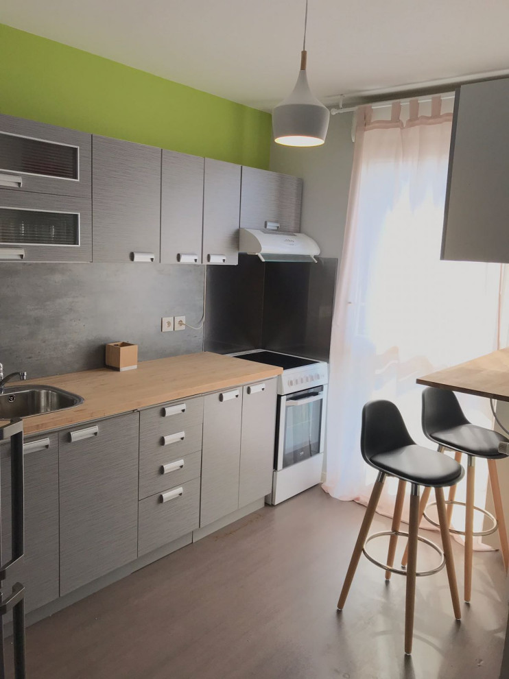 Inspiration for a world-inspired kitchen in Paris with a single-bowl sink, grey cabinets, wood worktops, grey splashback, dark hardwood flooring and beige worktops.