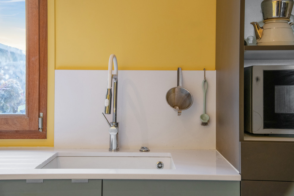 На фото: п-образная кухня-гостиная среднего размера в современном стиле с монолитной мойкой, столешницей из кварцита, белым фартуком, фартуком из кварцевого агломерата и белой столешницей с