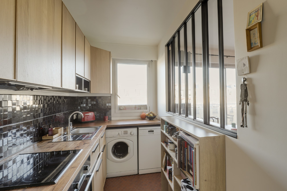 Стильный дизайн: кухня среднего размера в современном стиле с темным паркетным полом и коричневым полом - последний тренд