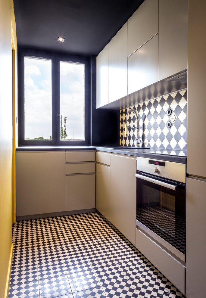 Geschlossene, Kleine Moderne Küche in L-Form mit Unterbauwaschbecken, Küchengeräten aus Edelstahl und Keramikboden in Paris