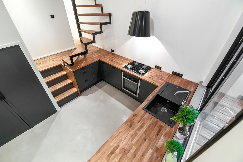 Пример оригинального дизайна: большая п-образная кухня-гостиная в стиле модернизм с бетонным полом и серым полом без острова