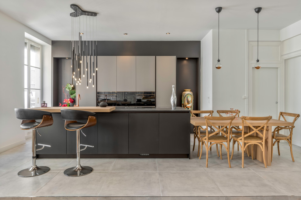 Immagine di una cucina minimal con ante nere, paraspruzzi nero, pavimento grigio e top nero