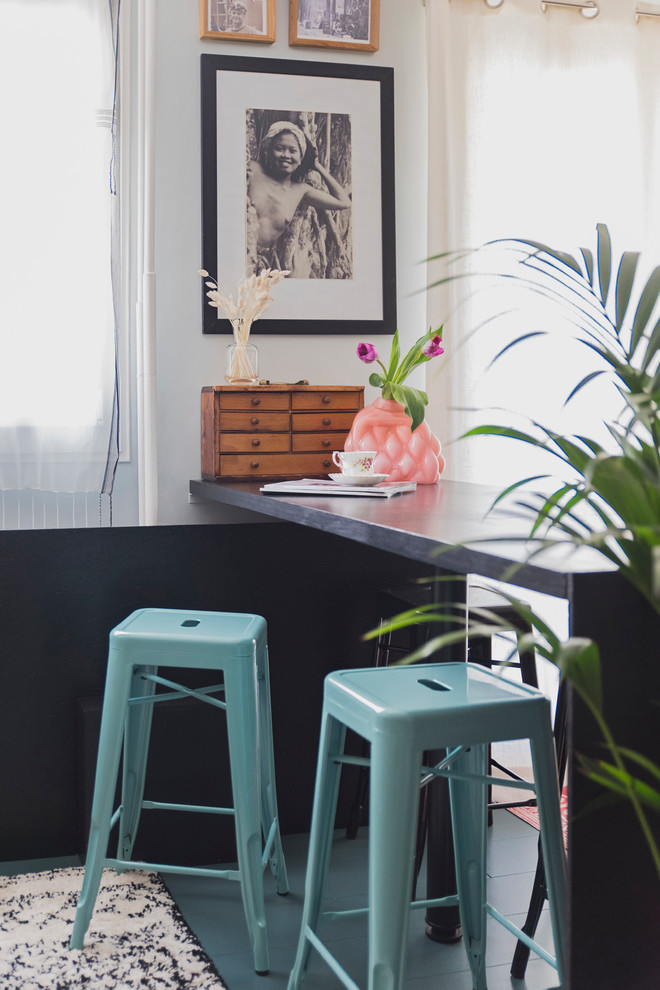 Свежая идея для дизайна: кухня в современном стиле с деревянной столешницей, зеленым фартуком, фартуком из керамической плитки, деревянным полом, синим полом и черной столешницей - отличное фото интерьера