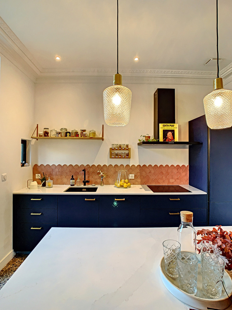 Immagine di una grande cucina boho chic con lavello sottopiano, ante lisce, ante blu, top in marmo, paraspruzzi rosa, paraspruzzi con piastrelle in terracotta e pavimento alla veneziana
