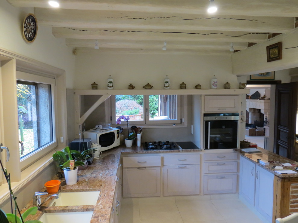 Exempel på ett stort, avskilt modernt brun brunt u-kök, med en integrerad diskho, granitbänkskiva, stänkskydd i marmor, rostfria vitvaror, klinkergolv i keramik, gult golv, skåp i ljust trä och brunt stänkskydd