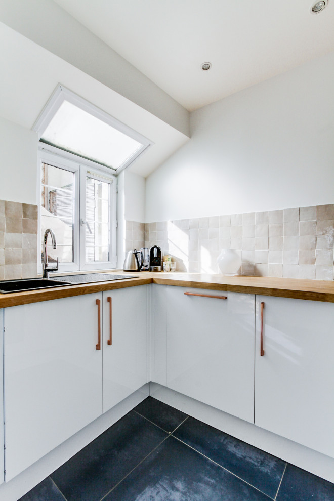 Idéer för att renovera ett stort funkis beige beige kök, med en enkel diskho, luckor med profilerade fronter, vita skåp, träbänkskiva, rosa stänkskydd, stänkskydd i terrakottakakel, rostfria vitvaror, klinkergolv i keramik och blått golv