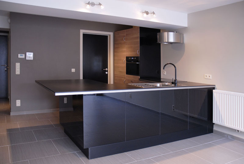 Immagine di una piccola cucina moderna con lavello a doppia vasca, ante lisce, ante in legno chiaro, top in laminato, paraspruzzi beige, elettrodomestici in acciaio inossidabile, pavimento con piastrelle in ceramica, pavimento grigio e top nero