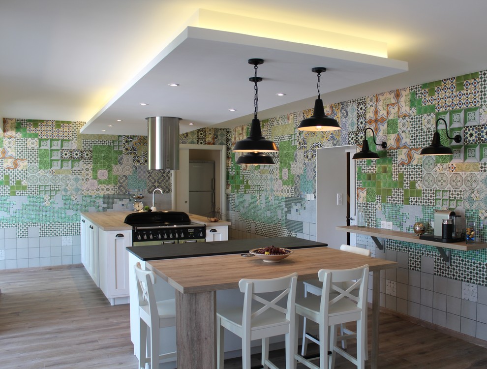 Skandinavische Küche mit Rückwand aus Keramikfliesen, hellem Holzboden, Kücheninsel, beigem Boden und Arbeitsplatte aus Holz in Clermont-Ferrand