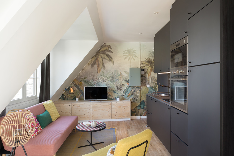 Einzeilige, Kleine Wohnküche ohne Insel mit Unterbauwaschbecken, schwarzen Schränken, Rückwand aus Terrakottafliesen, Elektrogeräten mit Frontblende und hellem Holzboden in Paris