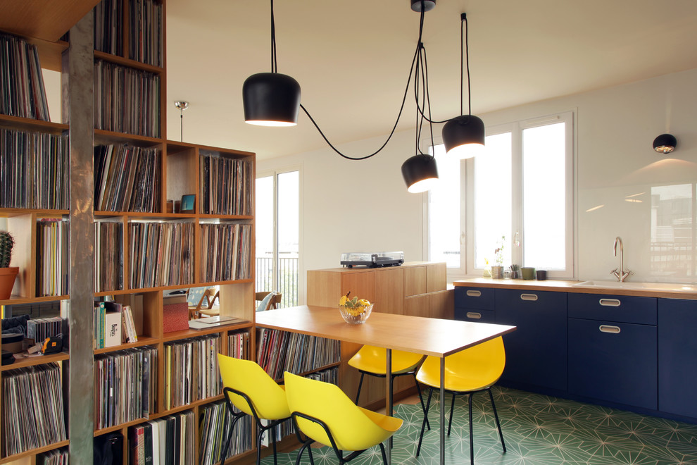 パリにある高級な中くらいなコンテンポラリースタイルのおしゃれなキッチン (ドロップインシンク、青いキャビネット、木材カウンター、白いキッチンパネル、ガラス板のキッチンパネル) の写真