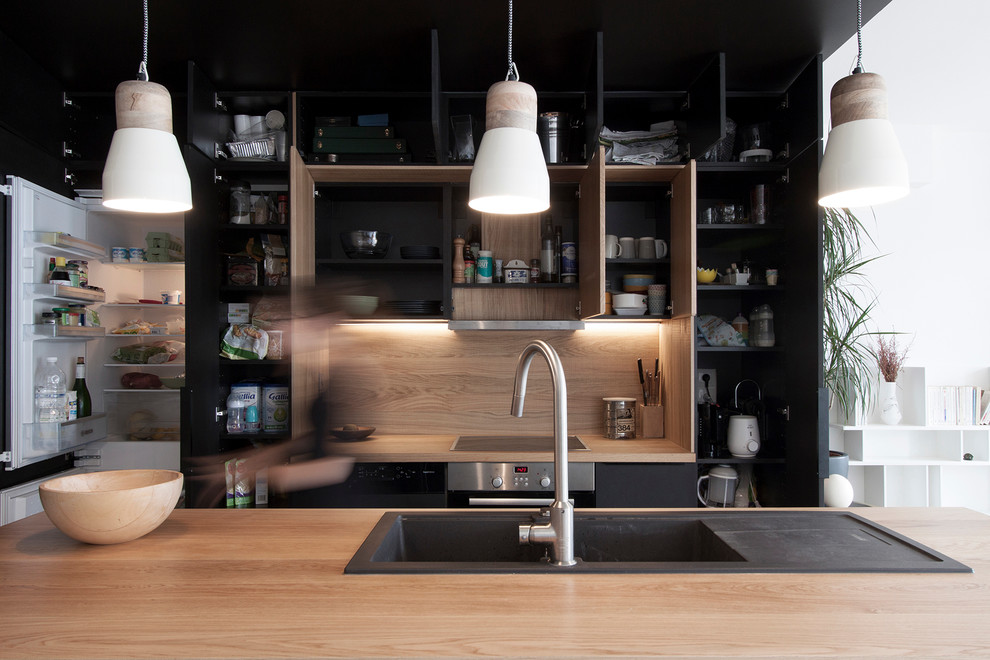 Kitchen - contemporary kitchen idea in Nantes
