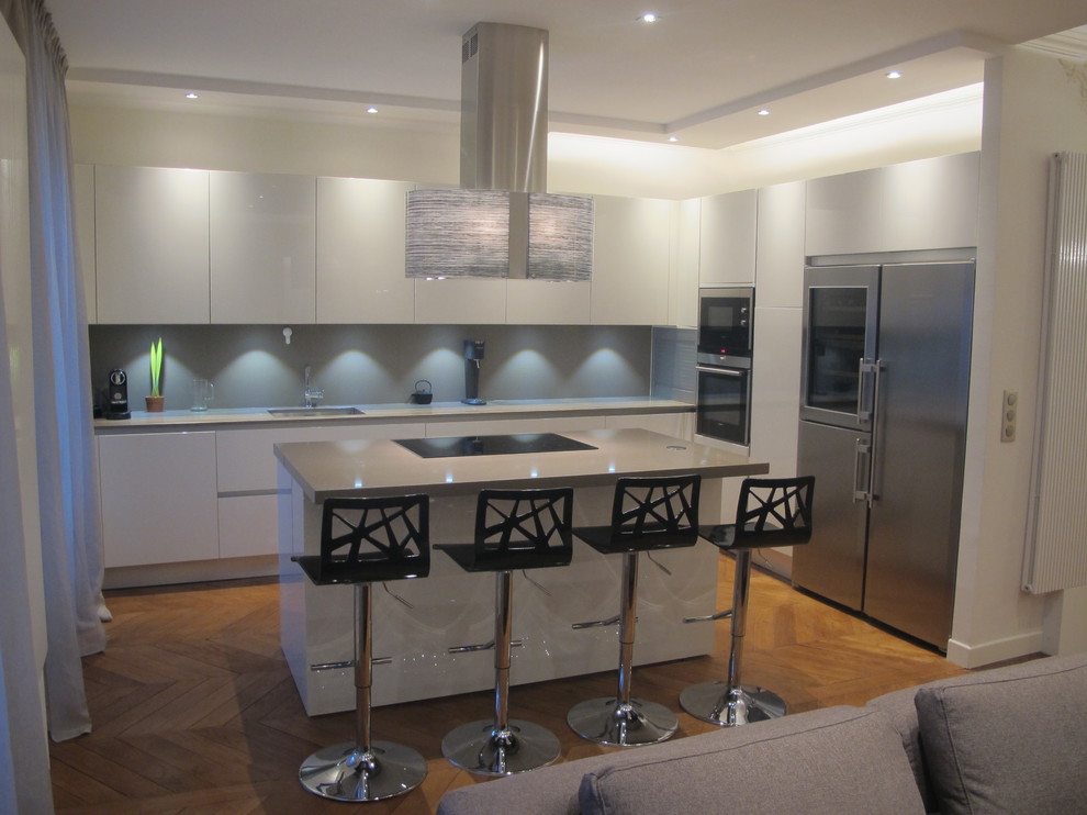 Example of a trendy kitchen design in Paris