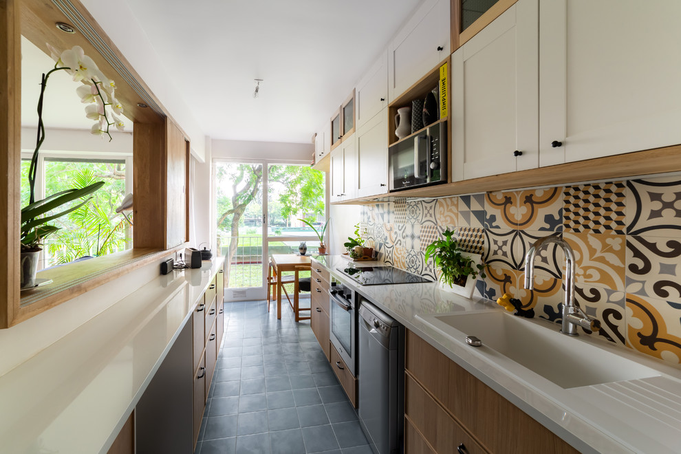 Ispirazione per una cucina lineare di medie dimensioni con lavello sottopiano, top in laminato, pavimento blu e top bianco
