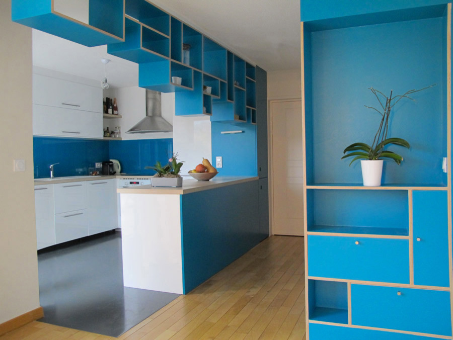 Idee per una cucina moderna di medie dimensioni con ante lisce, ante bianche, top in laminato, paraspruzzi blu, paraspruzzi con lastra di vetro e pavimento grigio