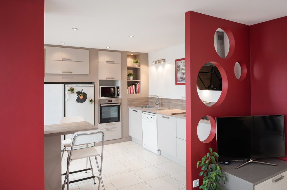 Kitchen - contemporary kitchen idea in Lyon