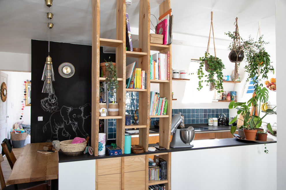 Exempel på ett litet medelhavsstil svart svart kök, med släta luckor, skåp i ljust trä, blått stänkskydd, stänkskydd i keramik, svarta vitvaror, klinkergolv i keramik, blått golv, en undermonterad diskho, bänkskiva i koppar och en halv köksö