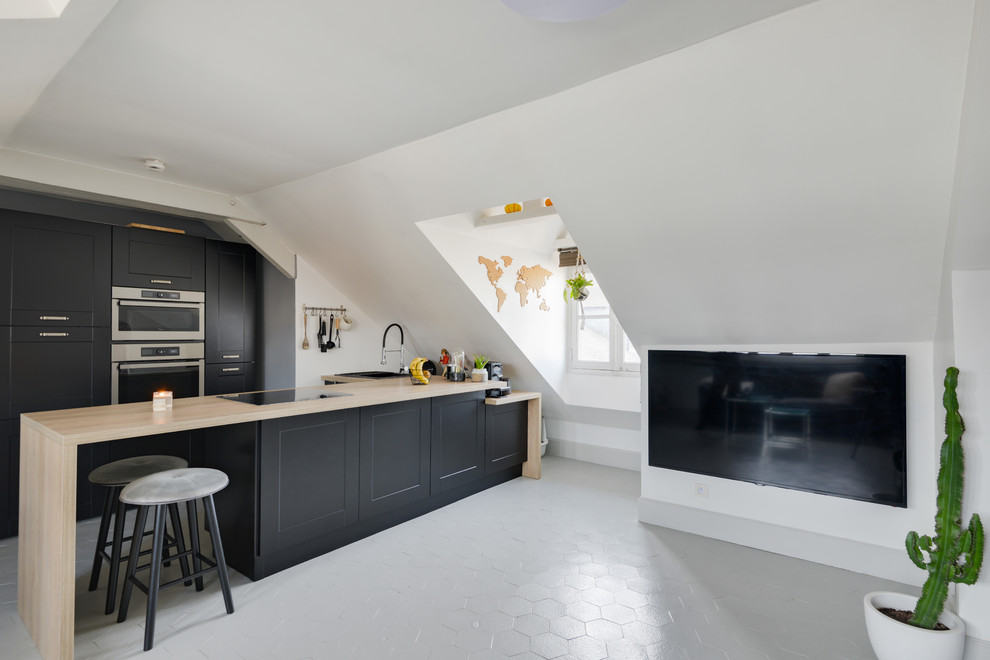 Immagine di una cucina scandinava di medie dimensioni con lavello a doppia vasca, ante a filo, ante grigie, top in legno, elettrodomestici in acciaio inossidabile, pavimento in terracotta, pavimento grigio e top beige