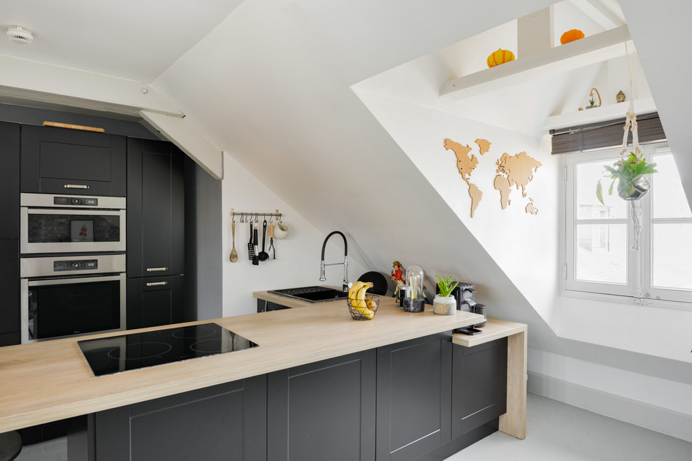 Design ideas for a medium sized scandi u-shaped open plan kitchen in Paris with grey cabinets, wood worktops, stainless steel appliances, grey floors, beige worktops, a double-bowl sink, beaded cabinets, terracotta flooring and an island.
