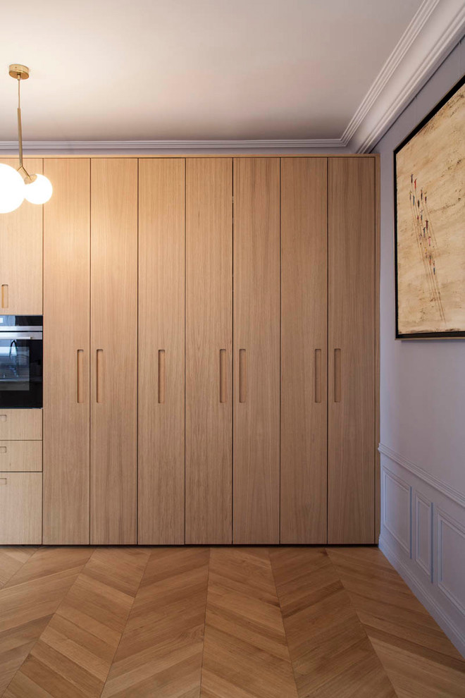 Example of a transitional kitchen design in Paris