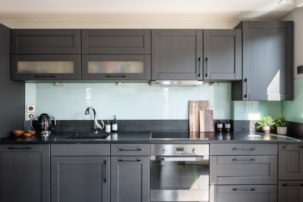 Idee per una cucina scandinava di medie dimensioni con top in granito, paraspruzzi nero, paraspruzzi in granito, pavimento grigio e top nero