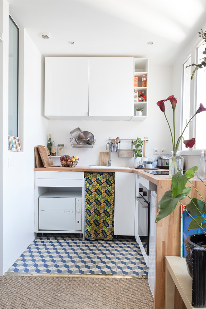 Foto di una piccola cucina scandinava con lavello sottopiano, ante a filo, ante bianche, top in legno, paraspruzzi bianco, pavimento in cementine, pavimento multicolore e top beige