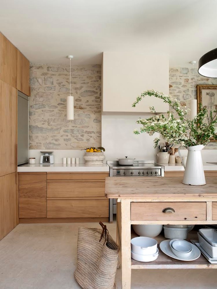 モンペリエにある高級な広いカントリー風のおしゃれなキッチン (淡色木目調キャビネット) の写真