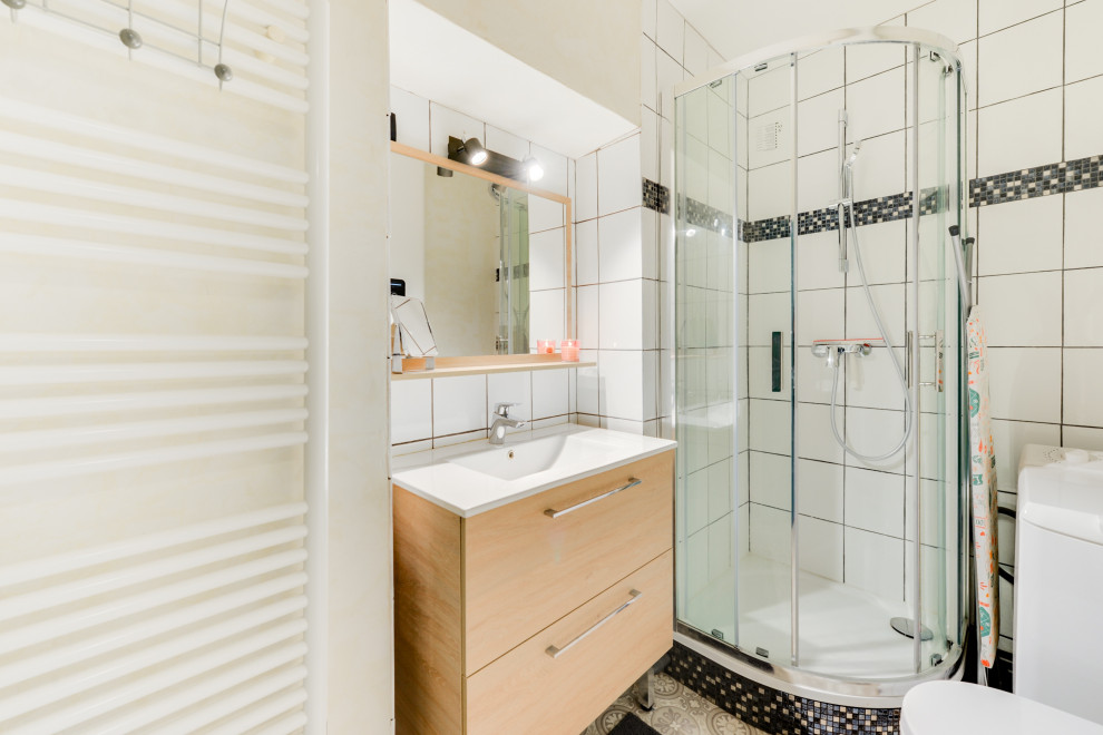 Imagen de cuarto de baño bohemio pequeño con armarios con rebordes decorativos, puertas de armario grises, suelo de linóleo y suelo gris