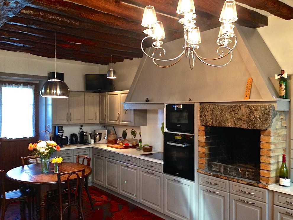 Exempel på ett stort lantligt kök, med en undermonterad diskho, grå skåp, bänkskiva i kvarts, brunt stänkskydd, stänkskydd i keramik, integrerade vitvaror och klinkergolv i terrakotta