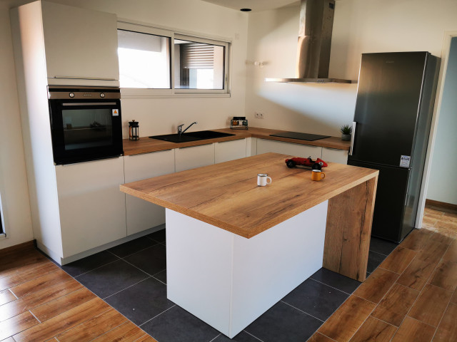 Rénovation d'une cuisine ouverte blanche & bois - Moderno - Cocina